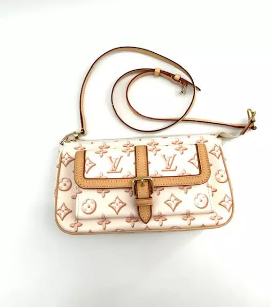 140-louis-vuitton-pochette-camel-c