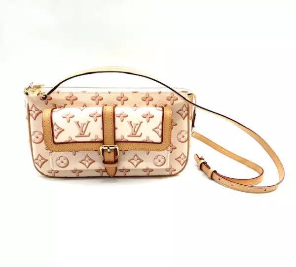 140-louis-vuitton-pochette-camel-a