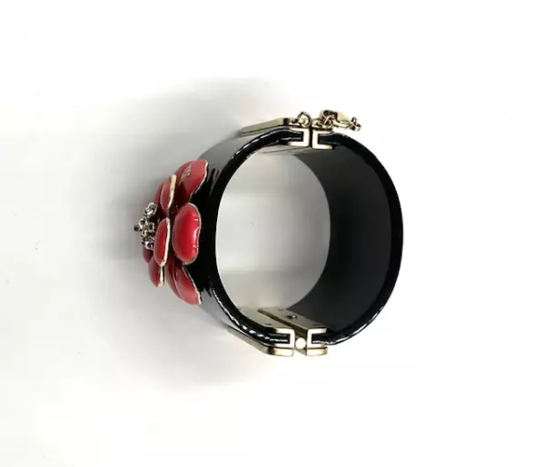 183c-chanel-manchette-camelia