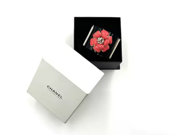 183a-chanel-manchette-camelia
