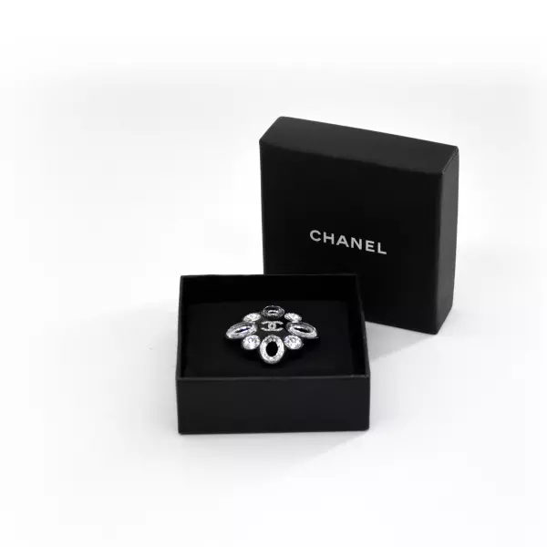 46chanel-broche-noire-strassd