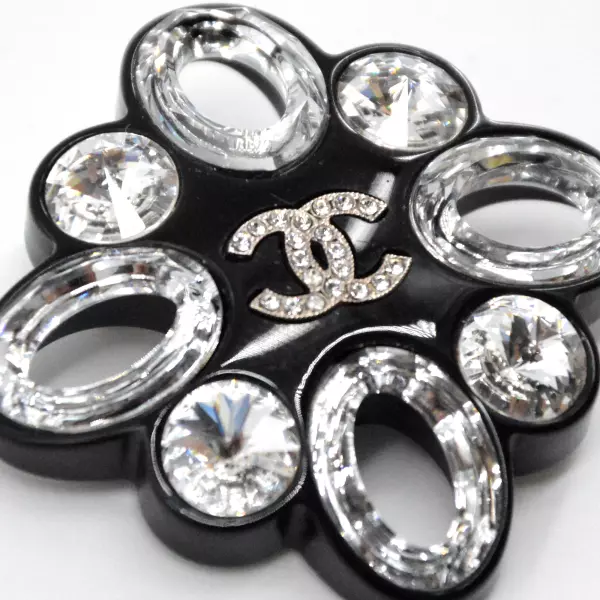 46chanel-broche-noire-strassc