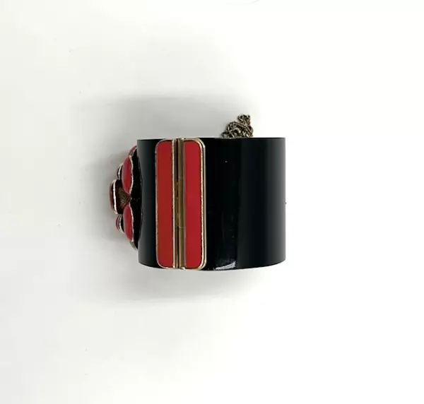183d-chanel-manchette-camelia