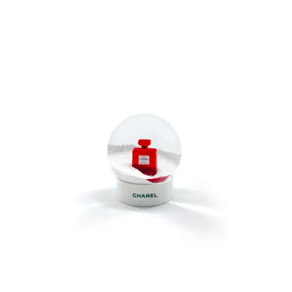 93chanel-boule-a-neigea